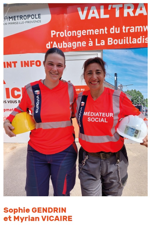 Sophie Gendrin et Myrian Vicaire, médiatrices sociales du chantier, devant le point info Val'Tram